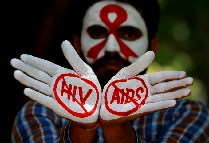 인도 북동부 메갈라야주 지방정부가 결혼 전 HIV와 에이즈(AIDS) 검사 의무화 법안을 추진 중이다. 사진은 2018년 5월20일 인도 찬디가르에서 열린 국제 에이즈 촛불 추모식에 한 학생이 HIV 인식 캠페인에 참석한 모습. /사진=로이터 