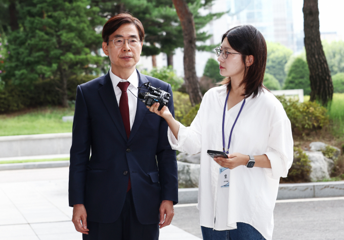 국민의힘 당대표 후보에 출마한 조경태 의원이 11일 서울 서초동 내란특검 사무실에 참고인 조사를 받기 위해 출석하며 취재진 질의에 답변하고 있다. /사진=뉴스1