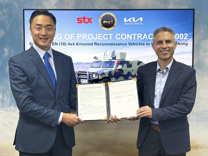 STX 페루 법인 소장과 호르헤 바르가스 페루 육군 조병창장이 소형전술차량 공급 계약 체결 후 현지에서 기념 촬영을 하고 있다. /사진=STX
