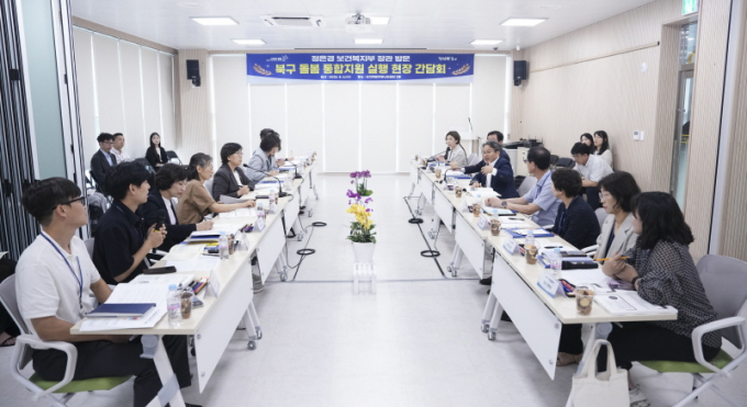 강기정 광주광역시장이 지난 6일 오후 정은경 보건복지부 장관과 함께 북구 오치복합커뮤니티센터에서 열린 '돌봄 통합지원 실행 현장간담회'에 참석해 시·5개 자치구, 건강보험공단 등 돌봄 관계자들과 의견을 나누고 있다./사진=광주시