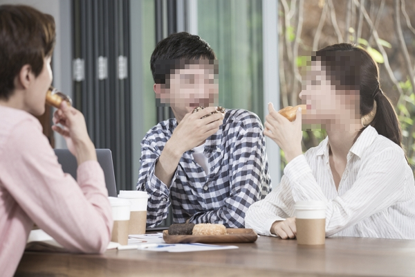 회사에서 나눠준 간식을 안 치우고 퇴근한 인턴들 때문에 스트레스 받았다는 직장인 사연이 전해졌다. 사진은 기사의 이해를 돕기 위함. /사진=클립아트코리아