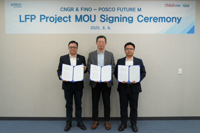 8일 포스코퓨처엠이 대치동 포스코센터에서 CNGR, 피노와 LFP 양극재 사업 추진을 위한 MOU를 체결했다. 왼쪽부터 주종완(Zhu Zongyuan) CNGR 부회장, 윤태일 포스코퓨처엠 에너지소재사업본부장, 리빈(Li Bin) 피노 대표이사. /사진=포스코퓨처엠