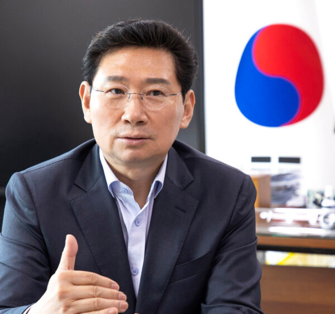  이상일 시장이 민선8기 용인시의 '도시경영 CEO'를 자임하며, 용인을 대한민국 반도체 메가 클러스터의 중심도시로 발전시키기 위해 지난 3년 동안 삼성·SK 등 세계적인 기업들로부터 투자를 유치하며 도시의 운명을 바꾸고 있다. 사진은 이상일 용인특례시장.  /사진=김동우 기자 