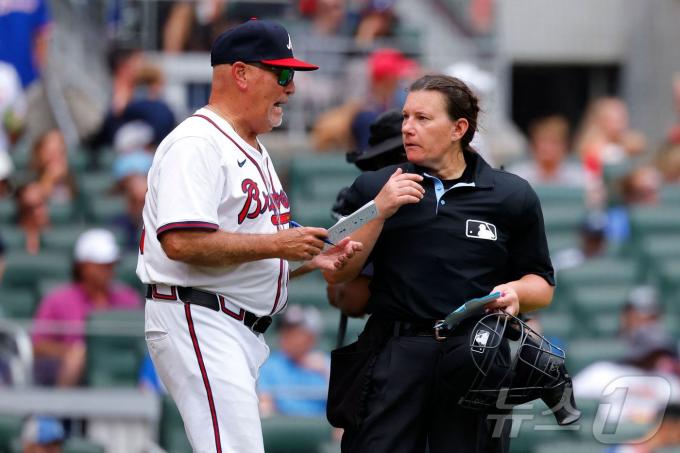 MLB 최초의 여성심판 젠 파월(오른쪽). ⓒ AFP=뉴스1