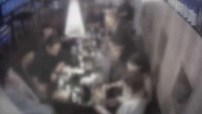 부산 한 술집에서 단체 손님이 회식 후 계산하지 않고 떠나는 '먹튀 사건'이 발생했다. 사진은 부산 한 술집에서 28만원어치 술과 안주를 먹고 계산하지 않은 채 사라진 12명 모습. /사진=JTBC '사건반장' 캡처
