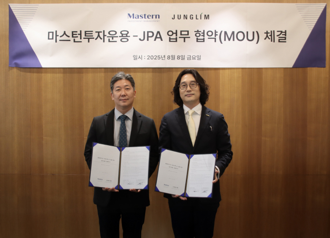 사진은 지난 8일 업무협약을 체결하는 홍성혁 마스턴투자운용 대표이사(왼쪽)과 김경훈 정림건축  jpa. CCO. /사진=마스턴투자운용 제공 