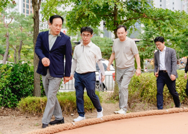 이권재 오산시장(맨 앞쪽)이 지난 9일 오후 부산제2어린이공원에서 시청 관계자들과 시설 라운딩하고 있다. /사진제공=오산시 