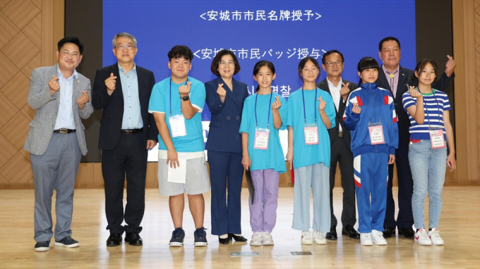 김보라 경기 안성시장(앞줄 오른쪽서 5번째)이 '2025 한·중·일 안성맞춤 청소년 캠프'에 참석해 함께 단체사진을 찍고 있다. /사진제공=안성시