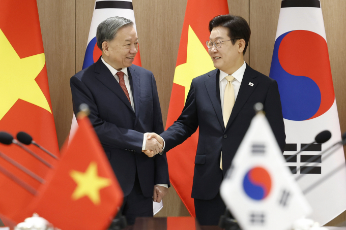 이재명 대통령과 또 럼 베트남 공산당 서기장이 11일 서울 용산구 대통령실 청사에서 열린 공동 언론 발표에서 한-베트남은 양국간 협력을 미래지향적으로 발전시키기로 했다고 전했다. 이재명 대통령과 또 럼 베트남 당서기장이 11일 서울 용산 대통령실에서 열린 한·베트남 확대정상회담에서 기념촬영을 하고 있다. /사진=뉴시스