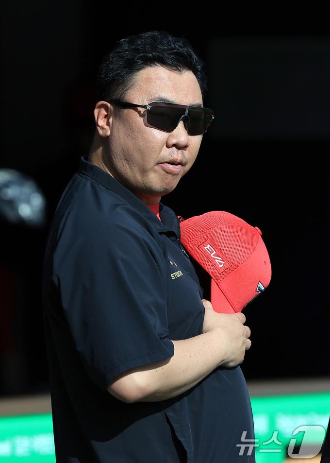 KIA 이범호 감독이 29일 오후 서울 송파구 잠실야구장에서 열린 프로야구 '2025 신한 SOL뱅크 KBO 리그' KIA 타이거즈와 LG 트윈스의 경기에서 국민의례를 하고 있다. 2025.6.29/뉴스1 ⓒ News1 박정호 기자