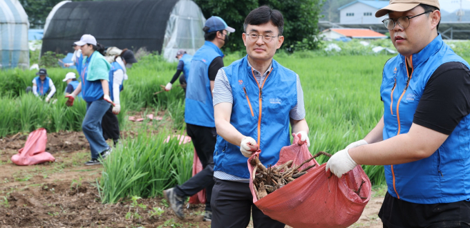 김현곤 경과원장(오른쪽에서 두 번째)이 11일 가평에서 수해 복구 봉사활동을 벌이고 있다. /사진제공=경과원