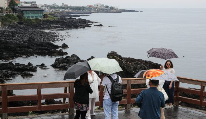 전남, 경남, 제주에 12일 비가 내릴 것으로 관측됐다. 사진은 지난 6월12일 제주도 대표 관광지 용두암을 찾은 내·외국인 방문객이 우산을 쓴 채 관광하는 모습. /사진=뉴시스