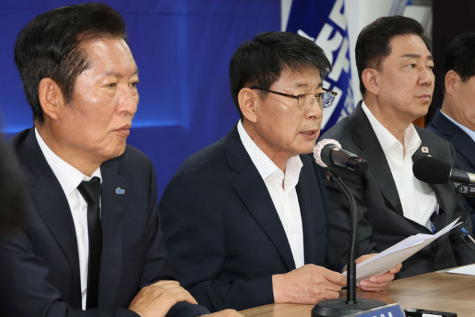 더불어민주당 최고위원회의에서 서삼석 최고위원(왼쪽 두번째)이 발언하고 있다./뉴시스