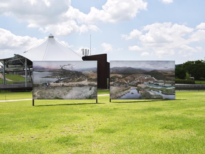 원성원, 황금털을 가진 멧돼지, 2010/2025,  천 위에 염료프린트,  250&times;420cm(2 패널), 사진 이의록, 경기도 및 작가 제공