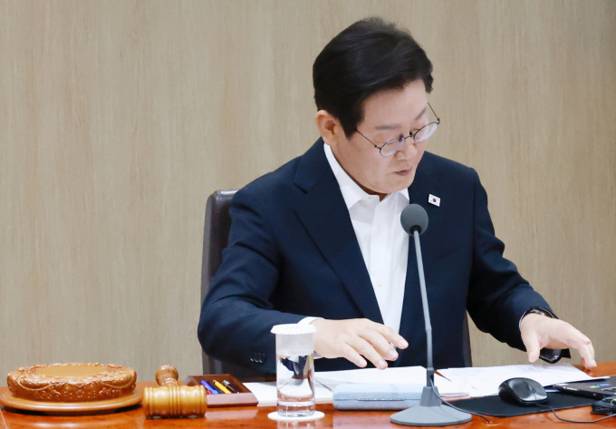 건설경기 침체 장기화 속 위험 대비 수익성이 낮은 사업은 기피하는 업계의 선별 수주 경향이 심화할 것이란 관측이 제기된다. 사진은 이재명 대통령이 11일 서울 용산 대통령실 청사에서 열린 임시 국무회의에서 심의 의안을 살펴보는 모습. /사진=대통령실통신사진기자단