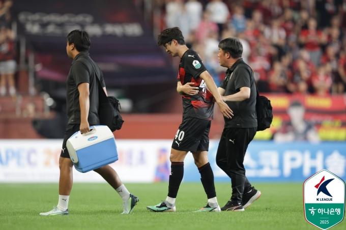 광주FC전에서 갈비뼈 미세골절 부상을 당한 기성용. (한국프로축구연맹 제공)