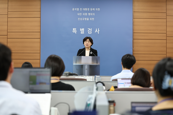 내란특검팀이 11일 서울 서초동 서울 고검에 마련된 특검 사무실 정례브리핑에서 비상계엄 당시 추경호 전 국민의힘 원내대표와 한덕수전 국무총리가 7분여간 통화한 사실을 확인했다고 말했다. 사진은 지난달 8일 내란특검팀(특별검사 조은석) 박지영 특검보가 서울 서초구 서울고등검찰청 기자실에서 브리핑을 하고 있는 모습. /사진=뉴스1