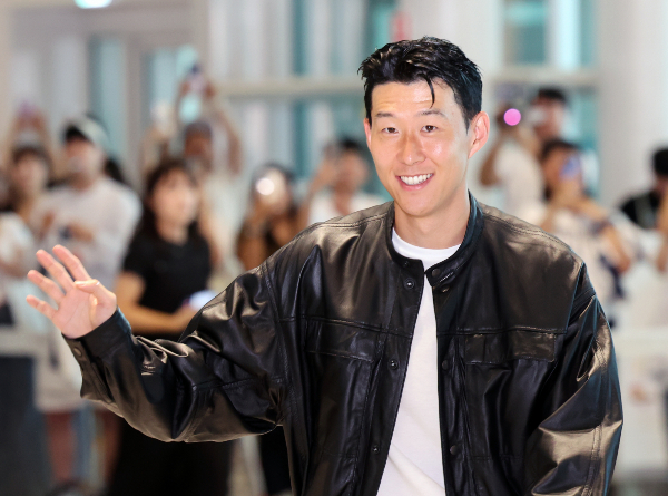  손흥민의 아이를 임신했다며 억대 금품을 뜯어내고 추가로 갈취하려던 일당 중 40대 남성이 보석을 신청했지만 법원이 받아들이지 않았다. 사진은 손흥민이 지난 5일 오후 인천국제공항에서 미국 LA로 출국하는 모습. /사진=뉴시스