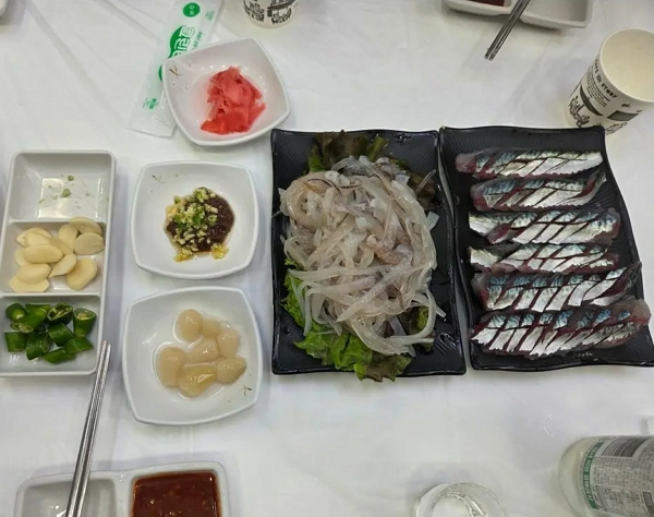 사진은 오징어 난전 앞 횟집에서 주문한 2만원짜리 오징어 회. /사진=속초시청 자유게시판 캡처