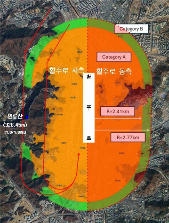 선회접근경로를 활주로 동측에서 서측(청계산)으로 변경한 안을 설명한 사진./사진제공=성남시