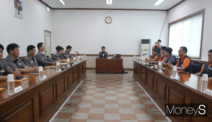 11일 정일택 금호타이어 대표이사와 박래필 금속노조 광주전남지부 수석부지부장을 비롯한 교섭위원들이 단체협상 상견례를 진행하고 있다/사진=금호타이어 제공.