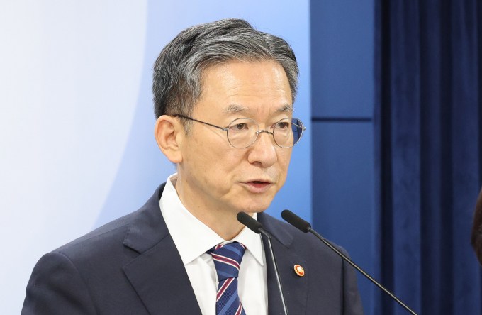 이재명 정부 출범 후 처음으로 단행되는 광복절 특별사면·복권 대상자가 발표됐다. 사진은  정성호 법무부 장관이 11일 서울 종로구 정부서울청사에서 8·15 광복절 특별 사면 명단을 발표한 모습. /사진=뉴스1