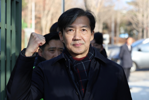 이재명 정부 첫 특별사면에 조국·윤미향 전 의원 등이 포함되자 국민의힘이 분노를 표했다. 사진은 자녀 입시비리 혐의 등으로 징역형이 확정돼 수감되는 조국 전 조국혁신당 대표 모습. /사진=뉴시스