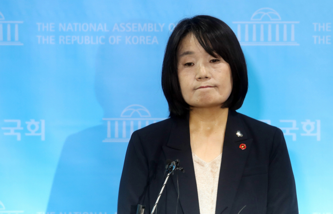사진은 2020년 5월29일 정의기억연대 회계 부정 의혹이 불거진 윤미향 더불어민주당 당선인이 서울 여의도 국회 소통관에서 해명 기자회견을 마친 뒤 취재진 질문에 답하고 있는 모습. /사진=머니투데이