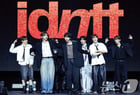 그룹 아이덴티티(idntt)의 첫 유닛 유네버맷(unevermet)이 11일 오후 서울 한남동 블루스퀘어에서 가진 데뷔 앨범 &#039;유네버멧&#039; 발매 기념 쇼케이스에 참석해 신곡 ‘보이튜브’(BOYtude)를 선보이고 있다. 2025.8.11/뉴스1 ⓒ News1 권현진 기자