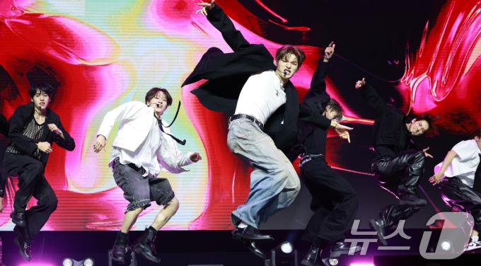 그룹 아이덴티티(idntt)의 첫 유닛 유네버맷(unevermet)이 11일 오후 서울 한남동 블루스퀘어에서 가진 데뷔 앨범 '유네버멧' 발매 기념 쇼케이스에 참석해 신곡 ‘던져’(Storm)를 선보이고 있다. 2025.8.11/뉴스1 ⓒ News1 권현진 기자