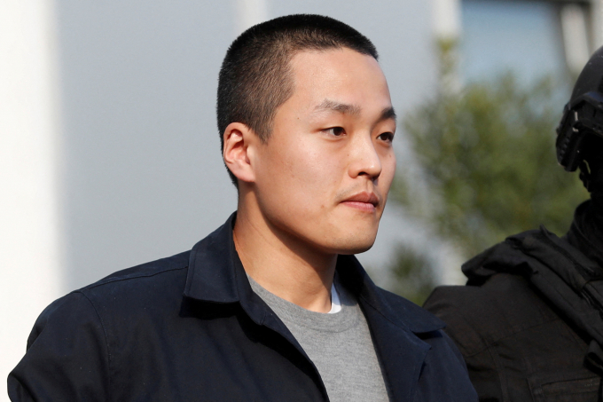 암호화폐 테라·루나 폭락 사태 핵심 인물인 권도형 테라폼랩스 대표가 오는 13일(이하 현지시각) 미국 뉴욕 맨해튼 연방 법원에서 열릴 예정인 심리에서 유죄를 인정할 것이라는 외신 보도가 나왔다. 사진은 지난해 3월23일 몬테네그로 포드고리차에서 호송되는 권씨의 모습. /사진=로이터