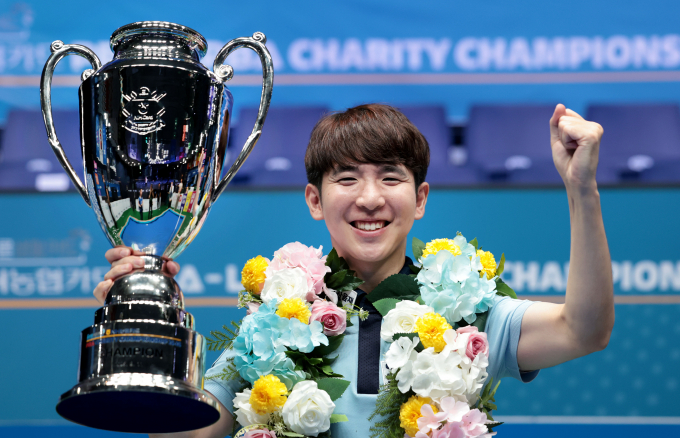 모리 유스케가 지난 11일 경기 '고양 킨텍스 PBA 스타디움'에서 열린 프로당구 2025-26시즌 3차투어 '올바른 생활카드 NH농협카드 PBA-LPBA 채리티 챔피언십 25-26'에서 우승을 차지했다. 사진은 우승 트로피를 들고 환호하는 모리. /사진=PBA