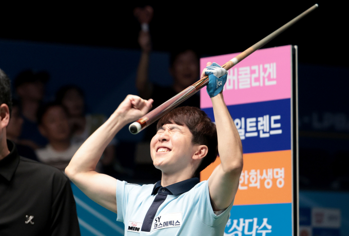 모리 유스케가 지난 11일 경기 '고양 킨텍스 PBA 스타디움'에서 열린 프로당구 2025-26시즌 3차투어 '올바른 생활카드 NH농협카드 PBA-LPBA 채리티 챔피언십 25-26'에서 우승을 차지했다. 사진은 우승이 확정된 이후 기쁨을 표출하는 모리. /사진=PBA