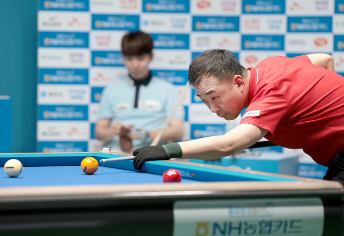 모리 유스케가 지난 11일 경기 '고양 킨텍스 PBA 스타디움'에서 열린 프로당구 2025-26시즌 3차투어 '올바른 생활카드 NH농협카드 PBA-LPBA 채리티 챔피언십 25-26'에서 엄상필을 꺾고 우승을 차지했다. 사진은 준우승을 차지한 엄상필이 결승전에서 스트로크하는 모습. /사진=PBA