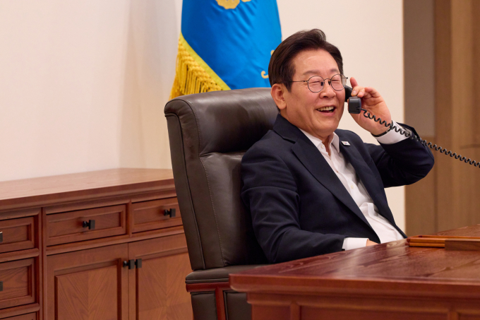  이재명 대통령이 취임 후 처음으로 네덜란드의 딕 스호프 총리와 전화 통화를 가졌다. 사진은 지난 11일 서울 용구 대통령실 청사에서 딕 스코프 네덜란드 총리와 첫 정상 통화를 가진 이재명 대통령. /사진=뉴시스(대통령실 제공)
