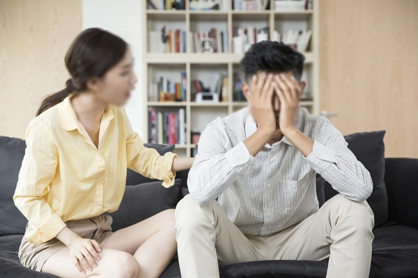 '리플리 증후군' 아내의 상습적인 거짓말 때문에 이혼을 고민 중이라는 남성의 사연이 전해졌다. 사진은 기사 내용과 직접적인 관련이 없음. /사진=클립아트코리아