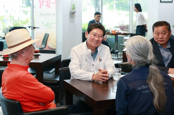 이상일 용인특례시장(왼쪽서 2번째)이 11일 한택식물원을 방문해 현장 관계자와 의견을 나누고 있다. /사진제공=용인특례시