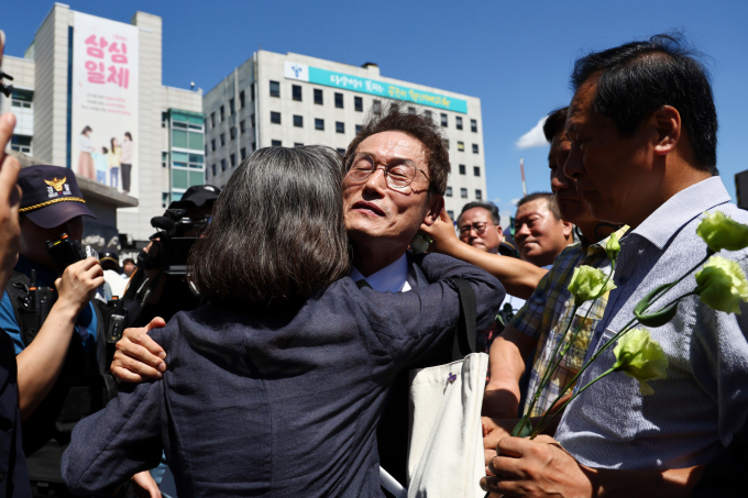 조희연 전 서울시 교육감이 지난 11일 자신의 페이스북에 "사면복권을 단행해주신 이재명 대통령과 새 정부에 감사드린다"며 "비판하는 국민의 목소리도 경청하겠다"고 글을 올렸다. 사진은 지난해 8월29일 조희연 서울시교육감이 서울 종로구 서울시교육청에서 입장발표 기자회견을 마친 후 교육청을 나서고 있는 모습. /사진=뉴시스(공동취재)