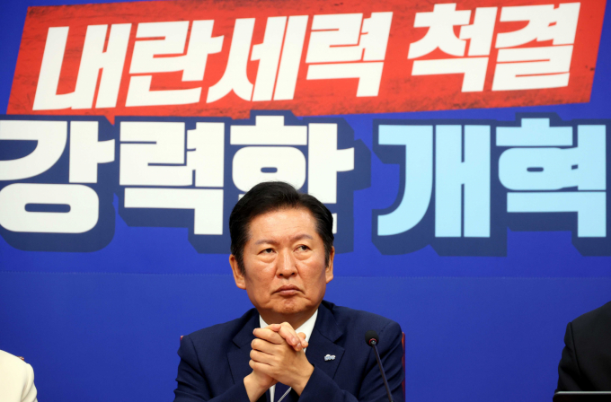 더불어민주당 사법개혁특별위원회 출범식이 12일 오후 2시 서울 여의도 국회에서 진행된다. 사진은 지난 11일 정청래 더불어민주당 대표가 서울 여의도 국회에서 열린 당 최고위원회의에 참석한 모습. /사진=뉴시스