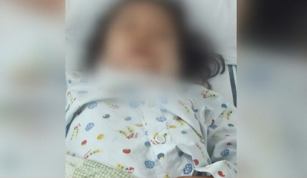 초등학교 2학년 학생이 등교하던 중 무면허 운전자가 몬 차에 치여 크게 다쳤다. 사진은 등굣길 우회전하던 차에 치인 초등학교 2학년 피해 학생. /사진=JTBC '사건반장' 캡처