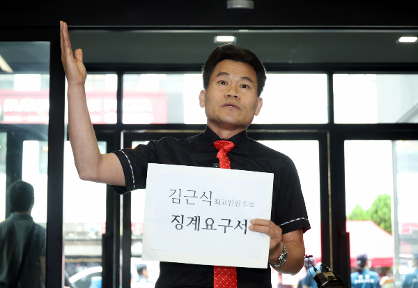 국민의힘으로부터 행사장 출입 금지 조치를 받은 전한길 전 한국사 강사가 부산·울산·경남(PK) 합동연설회 참석을 예고했다.  사진은 전한길 전 한국사 강사가 서울 여의도 국민의힘 당사 로비에서 '김근식 최고위원 후보자 징계요구서'를 당 윤리위에 제출하기 전 입장 발표 하는 모습. /사진=뉴시스