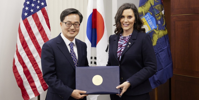 '관세 외교'를 위해 미국을 방문한 김동연 경기도지사(왼쪽)가 그레첸 휘트머 미시간주지사와 자동차 부품 관세 공동 대응을 위한 4개 항에 합의하고 있다. /사진제공=경기도