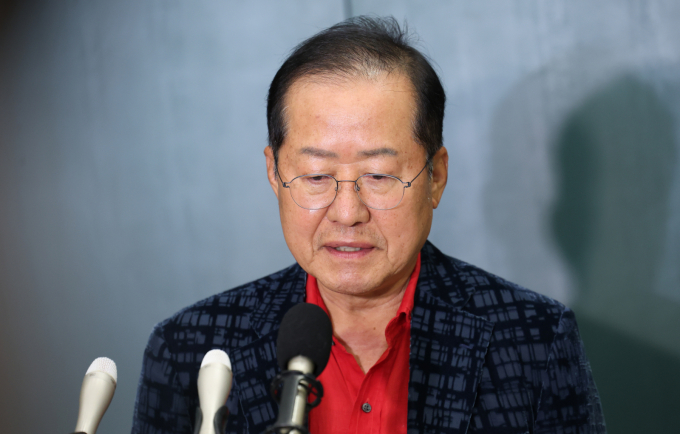 홍준표 전 대구시장이 12일 김건희 여사의 영장심사에 대해 "정치와 국민을 우습게 여긴 천박한 정치의 탓에 빚어진 결과"라고  자신의 페이스북에 글을 게재했다. 사진은 지난 6월17일 홍준표 전 대구시장이 인천국제공항에서 인터뷰를 하고 있는 모습. /사진=뉴스1