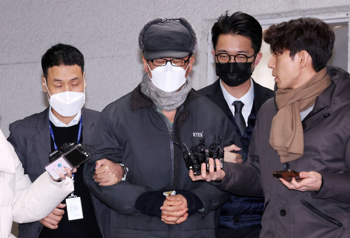 내란 특검팀이 노상원 전 국군정보사령관을 개인정보 보호법 위반 혐의로 추가 기소한 재판이 12일 오전 10시 서울중앙지법에서 진행된다. 사진은 지난해 12월24일 12·3 비상계엄 사태를 사전에 모의한 혐의를 받는 노상원 전 정보사령관이 서울 은평구 서부경찰서에서 검찰로 송치되고 있는 모습. /사진=뉴스1