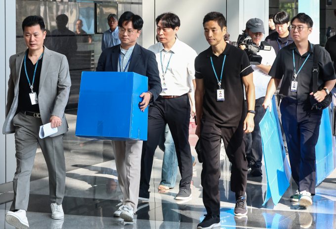 사진은 경기남부경찰청과 고용노동부 관계자들이 12일 인천시 연수구 포스코이앤씨 본사 사옥에서 압수수색 영장을 집행하는 모습. /사진=뉴스1