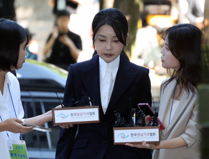 윤석열 전 대통령 부인 김건희 여사가 12일 오전 서울 서초구 서울중앙지법에서 열린 자본시장과 금융투자업에 관한 법률 위반 및 정치자금법 위반 등의 혐의구속 전 피의자 심문(영장실질심사)에 출석했다. /사진=뉴스1
