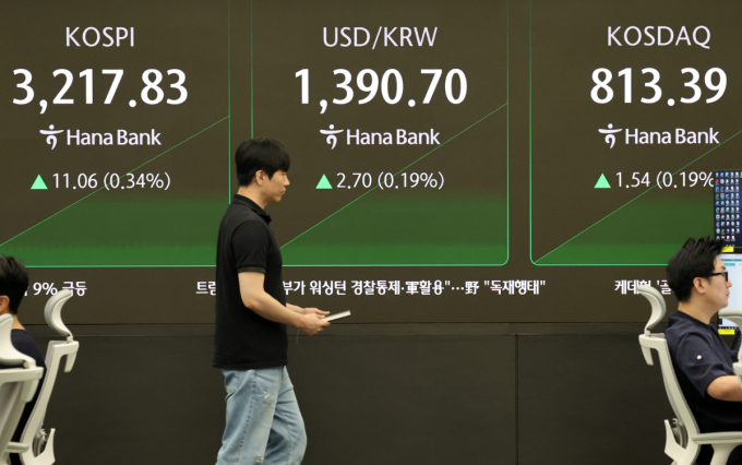국내 증시가 12일 상승세다. 사진은 이날 오전 서울 중구 하나은행 딜링룸 전광판. /사진=뉴시스
