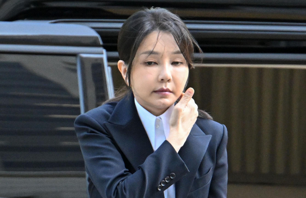 민중기 특별검사팀이 김건희 여사에게 시가 5400만원짜리 고가 시계가 전달된 정황을 포착했다. 사진은 윤석열 전 대통령 부인 김건희 여사가 12일 오전 서울 서초구 서울중앙지법에서 열린 구속 전 피의자 심문(영장실질심사)에 출석하는 모습. /사진=뉴시스
