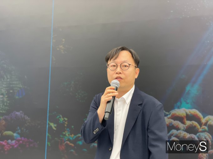 이종포 삼성전자 영상디스플레이사업부 개발팀 상무가 12일 서울 서초구 삼성 강남에서 열린 마이크로 RGB TV 미디어 브리핑에서 신제품의 성능과 특징을 소개하고 있다. / 사진=이한듬 기자