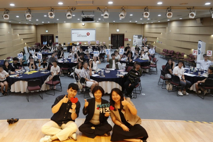 건보공단 관계자가 진로 멘토링 행사를 진행하고 기념촬영을 하고 있다./사진=건보공단